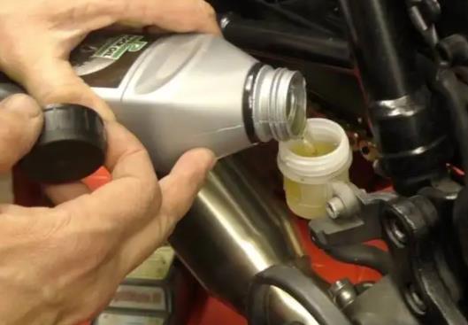 刹车油一般几年换一次？怎么确定刹车油是不是该换了？